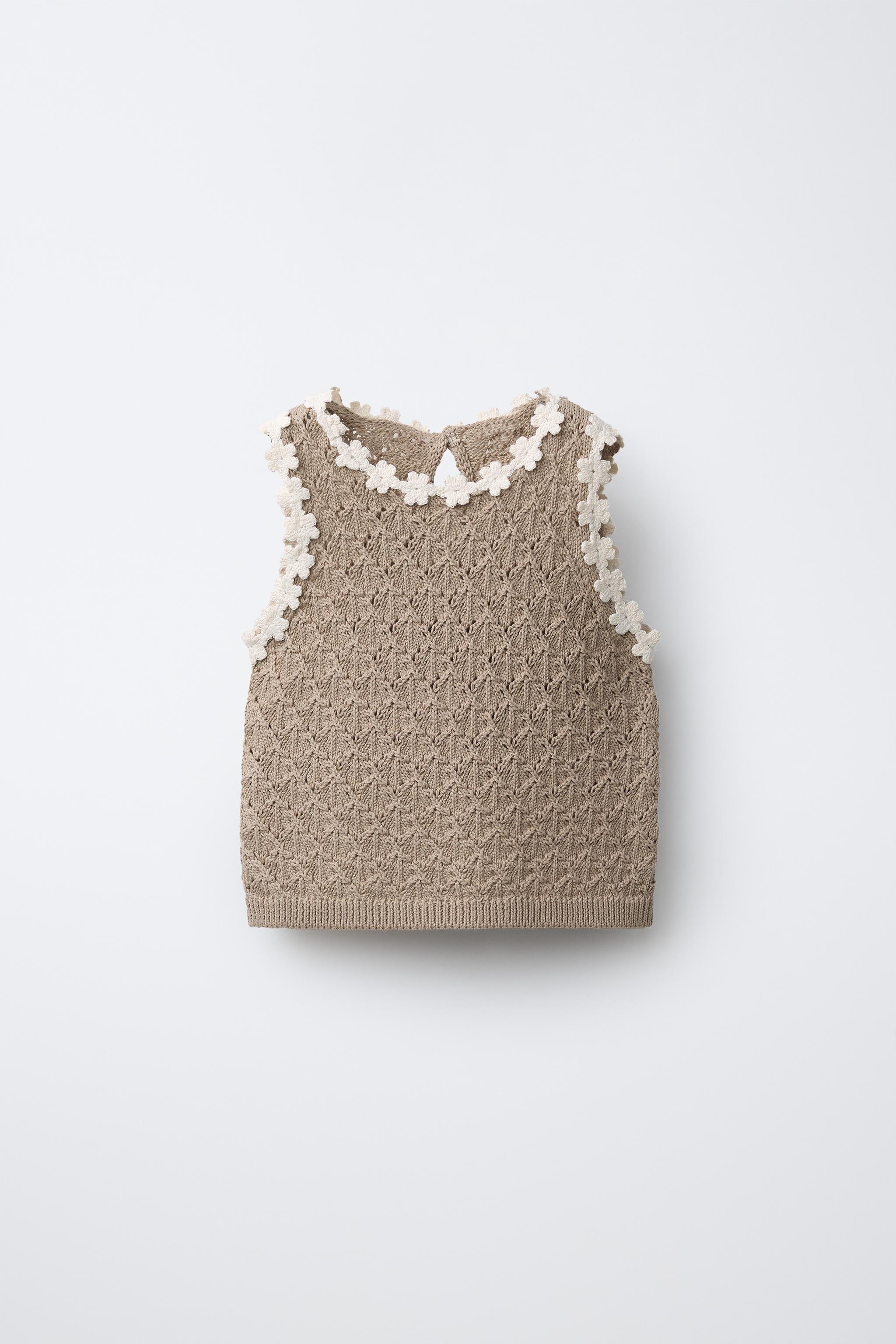 TOP EN MAILLE À FLEURS ET CROCHET